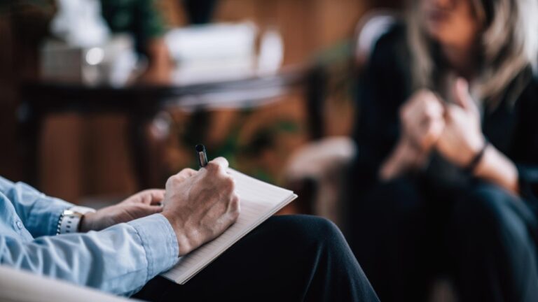Quem precisa passar por avaliação psicossocial no trabalho? - ACMED